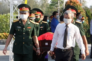 Trang trọng lễ truy điệu và an táng 15 hài cốt quân tình nguyện Việt Nam hy sinh tại Lào ​