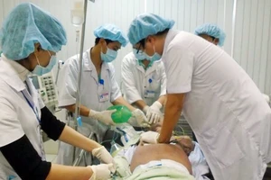 Các y bác sĩ Bệnh viện Trung ương Huế nỗ lực cứu chữa bệnh nhân ​