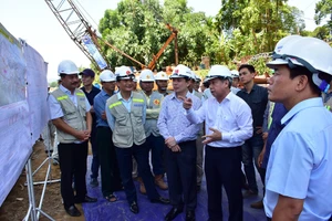 Kiểm tra tiến độ thi công dự án cao tốc Cam Lộ- La Sơn ​