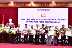 Trao bằng truy tặng danh hiệu vinh dự Nhà nước “Bà mẹ Việt Nam anh hùng” cho 12 mẹ 