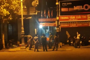 Cơ quan chức năng lập chốt phong tỏa nơi ở trọ ca nghi mắc Covid-19 tại con hẻm đường Bùi Thị Xuân, TP Huế vào tối 31-7
