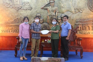 Công an tỉnh Thừa Thiên - Huế tiếp nhận 1.200 bộ bảo hộ phòng chống dịch Covid-19 ​
