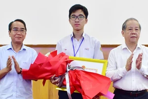 Ông Bùi Thanh Hà, Phó Bí thư Thường trực Tỉnh ủy Thừa Thiên - Huế và ông Phan Ngọc Thọ, Chủ tịch UBND tỉnh trao tặng bằng khen cho học sinh Hồ Việt Đức ​