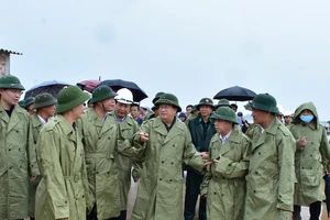 Bộ đội Biên phòng tỉnh Thừa Thiên - Huế giúp và hướng dẫn ngư dân neo đậu tàu thuyền tránh bão số 5 ​