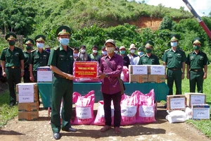 Đại tá Nguyễn Xuân Hoà, Chỉ huy trưởng BĐBP tỉnh Thừa Thiên – Huế hỏi thăm bà con nhân dân bản Sê Sáp, huyện Kà Lừm, tỉnh Sê Kông (Lào). ​