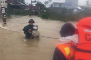 Công an đu dây giải thoát hơn 130 người dân ở xóm Gióng, phường An Tây, TP Huế ra khỏi khu vực nước lũ dâng cao và chảy siết.