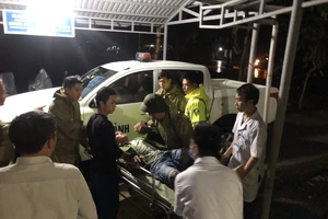 5 công nhân bị mắc kẹt tại thủy điện Rào Trăng 4 đã được đưa về bệnh viện Đa khoa Bình Điền chăm sóc vào tối 13-10 ​