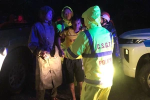 Công an tỉnh Thừa Thiên - Huế giải cứu các nạn nhân bị thương tại thủy điện Rào Trăng 4 vào tối 13-10