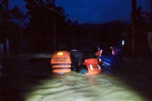 Đồn biên phòng Hương Nguyên của BĐBP tỉnh Thừa Thiên - Huế di dời các hộ gia đình bị ngập nước tại xã A Roàng, huyện A Lưới
