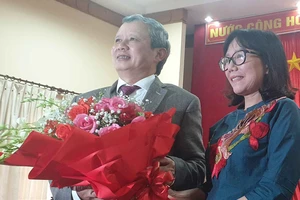 Đại diện Hội nhà báo tỉnh Thừa Thiên - Huế tặng hoa chúc mừng đồng chí Lê Trường Lưu tái đắc cử Bí thư Tỉnh ủy Thừa Thiên – Huế ​