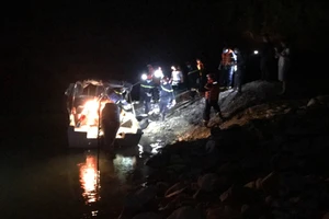 Vượt sông trong đêm đưa thi thể nạn nhân ở Thủy điện Rào Trăng 3 về bệnh viện