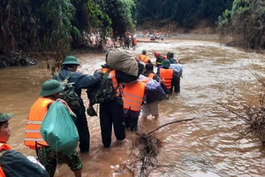 Các lực lượng tìm kiếm cứu nạn vượt qua suối Ốc để tiếp cận ca nô theo sông Bồ từ thủy điện Rào Trăng 3 về đồng bằng.