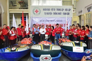 Trung ương Hội chữ thập đỏ Việt Nam trao thuyền máy, xuồng, phao cho các đơn vị ứng phó thiên tai của tỉnh Thừa Thiên – Huế
