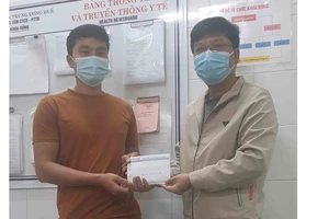Phóng viên Báo SGGP trao tiền bạn đọc giúp người nhà bệnh nhân Tống Trung Thiên Tiền ​
