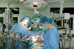 Phẫu thuật ghép tim từ người chết não hiến tặng vào lồng ngực bệnh nhân H.