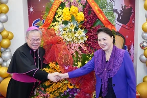 Chủ tịch Quốc hội Nguyễn Thị Kim Ngân tặng hoa chúc mừng Giáng sinh Tổng Giáo phận Huế