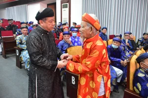 Chủ tịch UBND tỉnh Thừa Thiên – Huế gặp mặt thân mật với hơn 400 trưởng họ tộc, già làng trên địa bàn tỉnh này ​