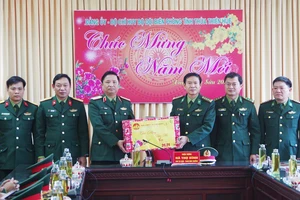 Bộ Tư lệnh Quân khu 4 tặng quà cán bộ, chiến sĩ biên phòng tại Huế