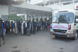 Các y bác sĩ Bệnh viện Trung ương Huế chào tạm biệt các bệnh nhân về quê ăn tết