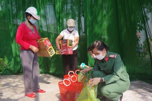 Nhiều phụ nữ khó khăn tại TP Huế lựa chọn hàng tại gian hàng 0 đồng do Hội Phụ nữ Bộ CHQS tỉnh Thừa Thiên – Huế thực hiện