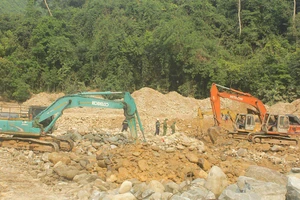 Lật tung hơn 30.000m³ đất đá vẫn không tìm thấy nạn nhân Thủy điện Rào Trăng 3