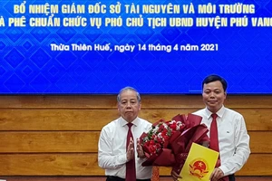 Trao quyết định bổ nhiệm ông Lê Bá Phúc làm Giám đốc Sở TN-MT tỉnh Thừa Thiên - Huế. ​
