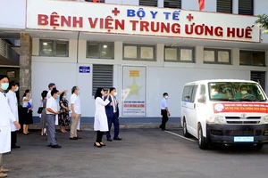 Đoàn thầy thuốc Bệnh viện Trung ương Huế tức tốc lên đường vào Phú Yên chống dịch Covid-19. ​
