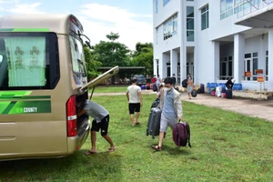 20 công dân di chuyển hành lý từ khu cách ly Trạm đo lường - Thử nghiệm thị trấn Lao Bảo để về Thừa Thiên - Huế cách ly