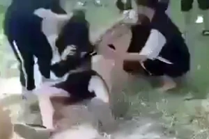 Nữ sinh bị đánh hội đồng. Ảnh cắt từ clip ​