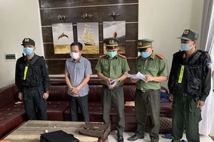 Cơ quan chức năng tỉnh Thừa Thiên - Huế đọc quyết định khởi tố vụ án, khởi tố bị can, bắt tạm giam Trần Xuân Long ​