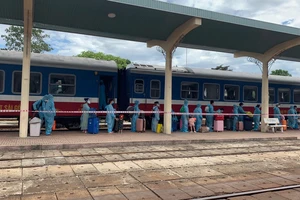 Hành khách xuống tàu tại ga Huế được lực lượng chức năng tỉnh Thừa Thiên - Huế đón và đưa đi cách ly theo quy định phòng chống dịch Covid-19. ​
