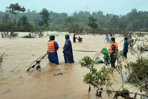 Dùng dây dù vượt lũ sông A Sáp cứu hộ 5 người dân bị cô lập ​