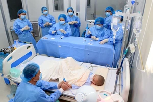 Các bác sĩ Bệnh viện Trung ương Huế thực hiện ghép tế bào gốc cho bệnh nhi Nguyễn Xuân B Ảnh: THƯỢNG HIỂN ​