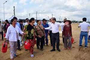 Ông Phan Ngọc Thọ khi còn là Chủ tịch UBND tỉnh Thừa Thiên - Huế trong năm 2020 đã dẫn người dân trả lại đất cho Di sản Huế đi xem khu tái định cư mới tại Khu quy hoạch Hương Sơ
