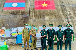 Các đơn vị vũ trang Việt Nam trao lương thực và vật tư y tế tặng lực lượng vũ trang Lào ​