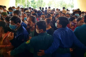 Công an và bảo vệ dân phòng không thể ngăn được dòng người đổ vào khu vực tiêm vaccine Covid-19 đặt tại Trung tâm Thể thao tỉnh Thừa Thiên – Huế vào chiều 26-10. ​