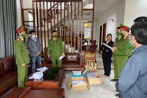 Công an thu giữ các tài liệu, chứng cứ để củng cố hồ sơ, xử lý Nguyễn Bền và Lê Tín theo quy định. ​