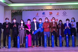 Ra mắt chương trình ATM Oxy "Trao oxy - Nối dài sự sống” hỗ trợ điều trị F0 tại nhà trên địa bàn tỉnh Thừa Thiên - Huế.