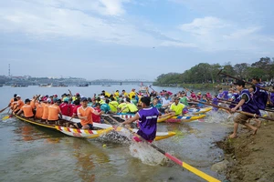 Các đội ghe xuất phát Giải đua ghe truyền thống lần thứ I năm 2022 trên sông Đông Ba 