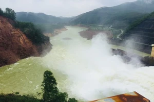 15 giờ ngày 1-4, hồ thuỷ điện Hương Điền bắt đầu điều tiết xả nước về hạ du sông Bồ từ 500-1.000m³/s ​