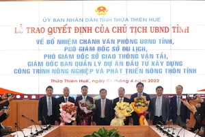 Lãnh đạo tỉnh Thừa Thiên - Huế tặng hoa chúc mừng các đồng chí được bổ nhiệm