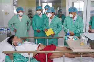 Chủ tịch UBND tỉnh Thừa Thiên – Huế tặng Bằng khen ê kíp ca ghép tim xuyên Việt đặc biệt tại Bệnh viện Trung ương Huế ​