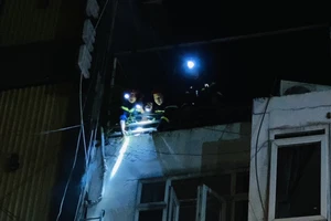 Tiếp cận tầng 3 tòa nhà cứu 3 người mắc kẹt trong đám cháy ​