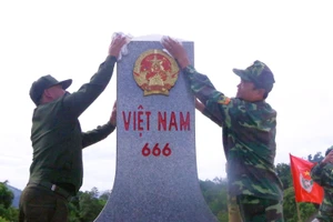 Lực lượng vũ trang Việt Nam - Lào thực hiện Ngày chủ nhật xanh tại khu vực cửa khẩu A Đớt - Tà Vàng. ​