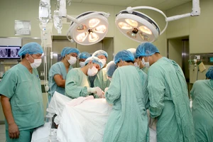 Các bác sĩ Bệnh viện Trung ương Huế phẫu thuật ghép thận tự thân cho bệnh nhân 58 tuổi ​