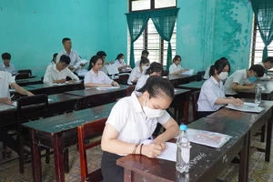 Thí sinh làm bài thi môn Ngữ văn tại kỳ thi tốt nghiệp THPT 2022 ở Thừa Thiên - Huế ​