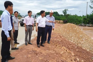 Ông Nguyễn Văn Phương, Chủ tịch UBND tỉnh Thừa Thiên - Huế kiểm tra, đốc thúc các dự án trọng điểm đẩy nhanh tiến độ 