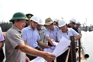 Ông Lê Trường Lưu, Bí thư Tỉnh ủy và ông Hoàng Hải Minh, Phó Chủ tịch UBND tỉnh Thừa Thiên - Huế kiểm tra và đốc thúc các công trình trọng điểm ven biển vào sáng 6-9 