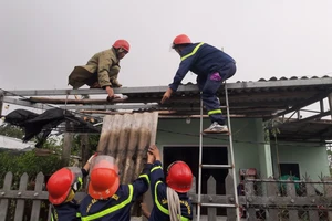 Công an Thừa Thiên - Huế giúp người dân lợp lại mái nhà bị bão số 4 đánh bay