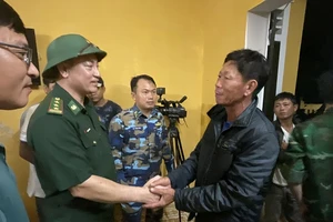 Thượng tá Hoàng Minh Hùng, Phó Chỉ huy trưởng, Tham mưu trưởng Bộ đội Biên phòng Thừa Thiên - Huế thăm sức khỏe, động viên ngư dân Mai Văn Thuần.